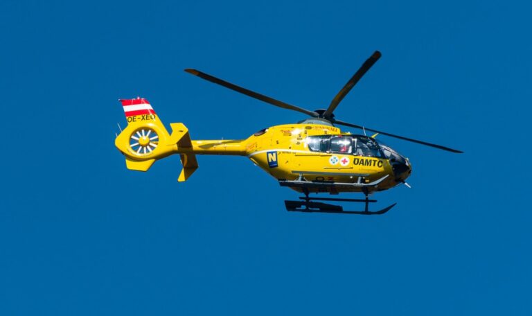 Rettungshubschrauber alarmiert: Kleinkind stürzt aus 5. Stock