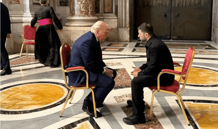 Lippenleser enthüllt: Das flüsterte Trump Selenskyj bei Papst-Trauerfeier zu