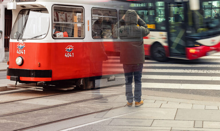 Crash in Favoriten: Bim und Bus kollidieren mitten im Bezirk!