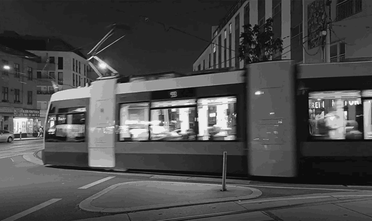 68-Jähriger von Straßenbahn erfasst – tot