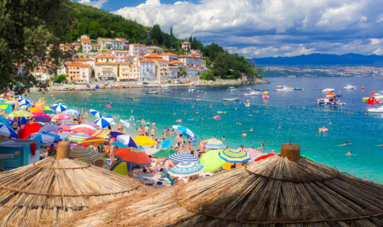 Morgens um 6 Uhr: Der illegale Kampf um die besten Strandplätze