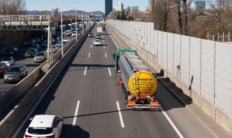 Stau auf Autobahn Richtung Wien: Hubschrauber landet mitten im Berufsverkehr