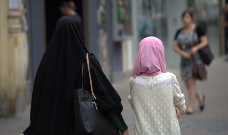 „Integrationsverweigerer raus!“ – NÖ beschließt radikales Maßnahmenpaket