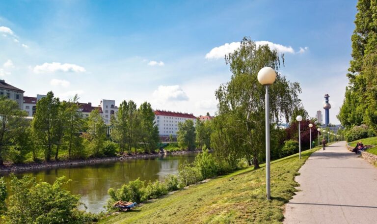 Dramatische Rettung: Feuerwehrmann springt für Radfahrerin in eiskalten Donaukanal