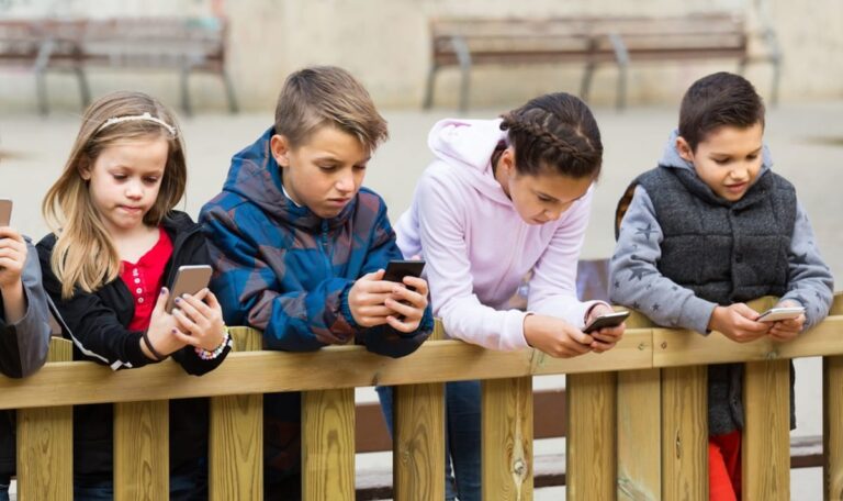 Pornos auf Schulhandys: 100.000 Kinder mit krankhaftem Medienkonsum