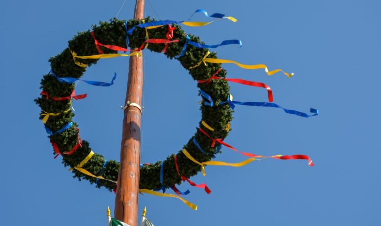 Maibaum kracht auf Feuerwehrmann – Hubschrauber im Einsatz
