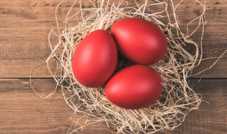Rote Ostereier: Was ihre Farbe wirklich bedeutet
