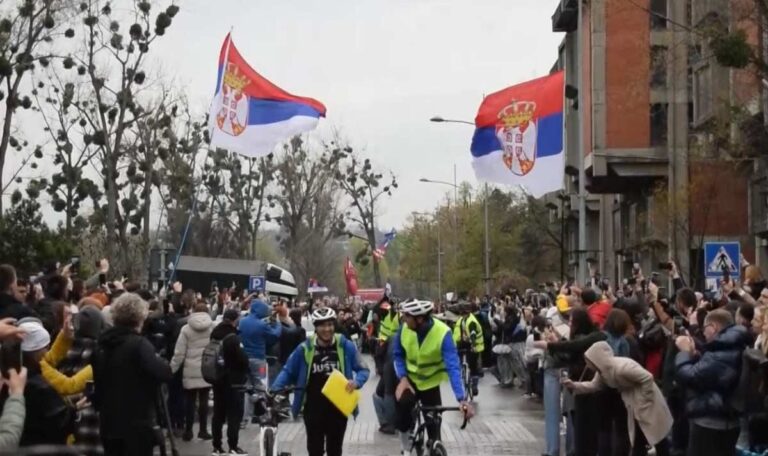Serbische Studenten radeln bis Straßburg und kommen bald in Wien an (VIDEO)