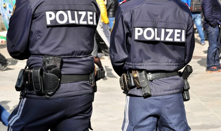 Betrunkener (24) rastet in Polizeizelle aus – Beamter im Spital