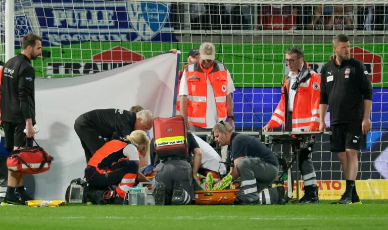 Goalie nach Zusammenprall bewusstlos – Spieler leisteten Erste Hilfe (VIDEO)