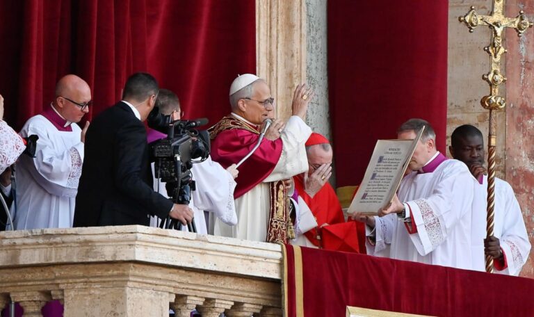 Antrittsrede: Papst Leo XIV. ruft zu „entwaffnendem Frieden“ auf (VIDEO)