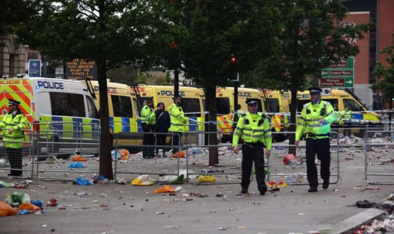 Horror bei Liverpool-Feier: Auto rast in jubelnde Fan-Menge