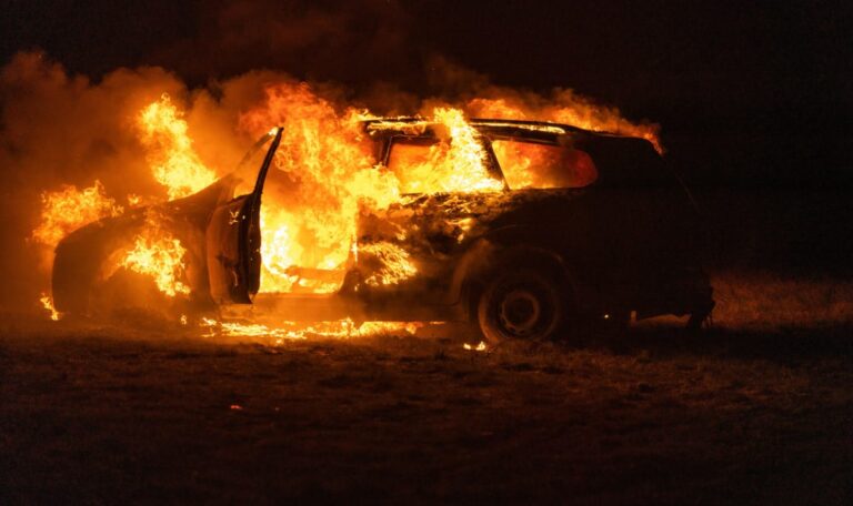 Inferno am Gürtel: Fahrer rettet sich aus brennendem Auto
