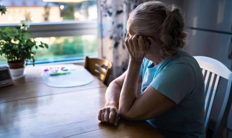 Stille Gefahr: Warum Einsamkeit zu Hörschäden führen kann