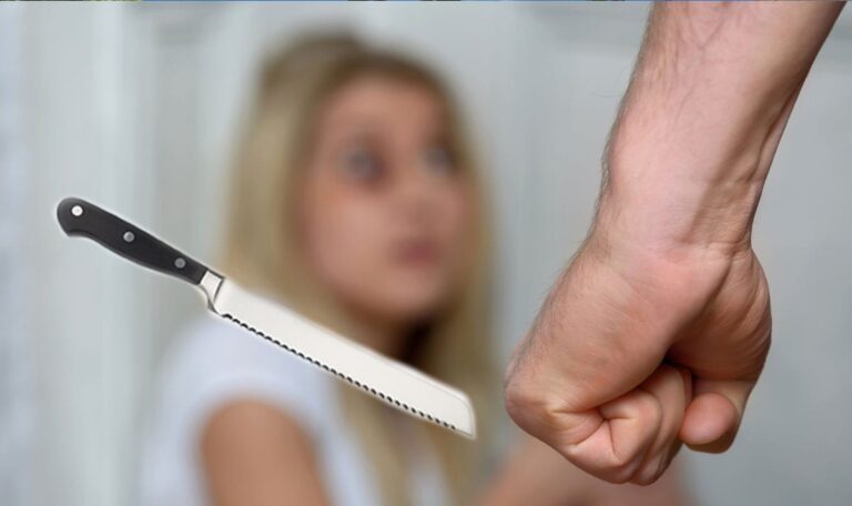 Mann bedroht Frau mit Brotmesser am Hals