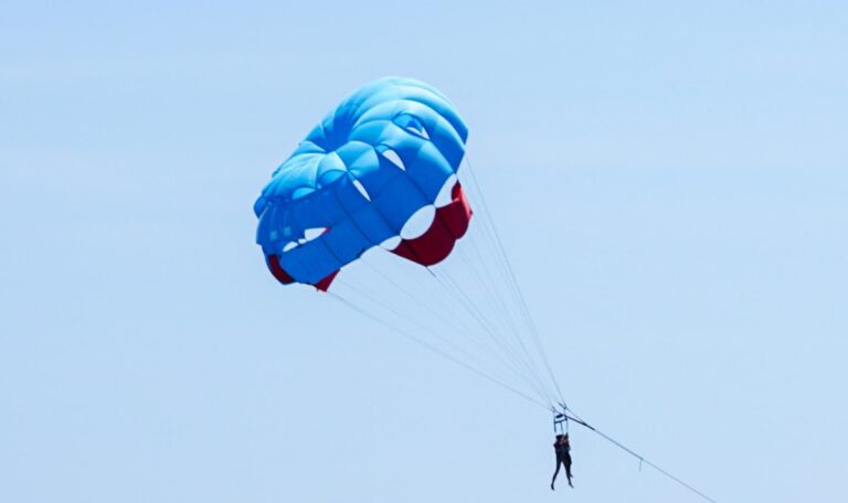 Tödliches Seil-Drama in Budva: Parasailing-Urlauberin stirbt