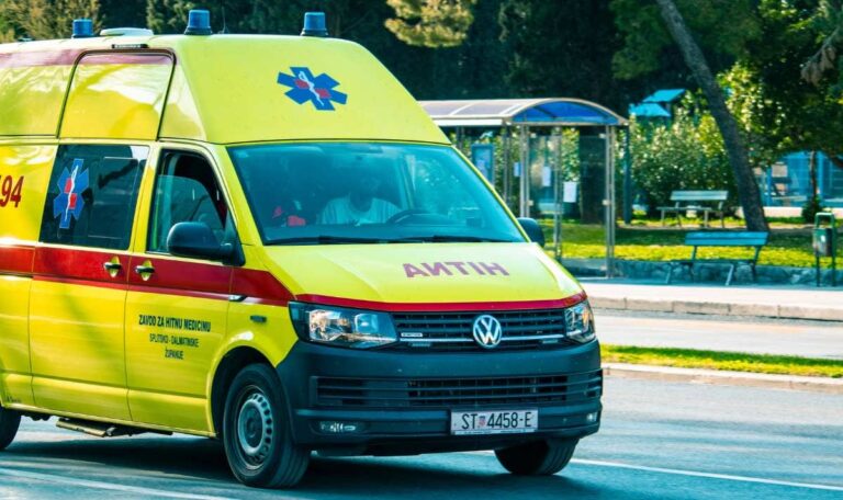Horror-Crash auf A3: Bus überschlägt sich – Polizei nimmt beide Fahrer fest