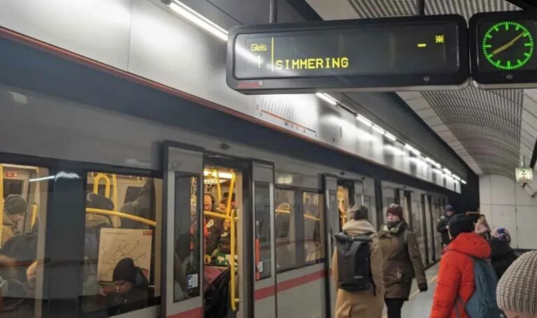 U3-U-Bahn: Teenager stürzt auf Gleise