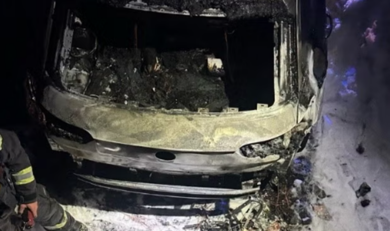 Nächtlicher Feuerteufel schlägt in Favoriten zu – Polizei jagt Brandstifter