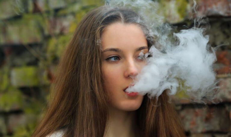 Schul-Direktor verzweifelt: Vape-Chaos im Klassenzimmer außer Kontrolle