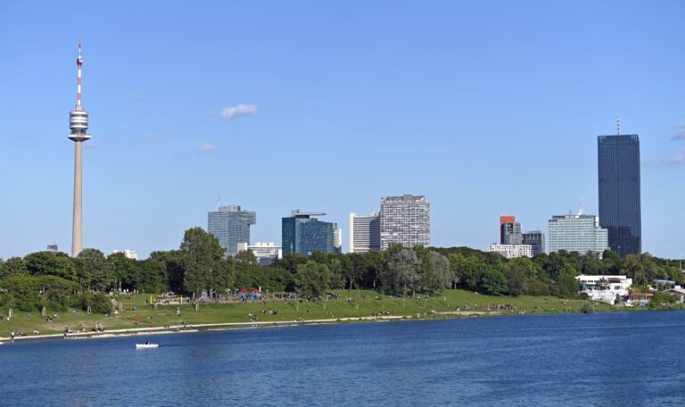 Drama an der Neuen Donau: Kleinkind nach Minuten unter Wasser gerettet
