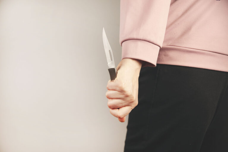 16-jährige hielt Ex-Freund (30) Messer an den Hals