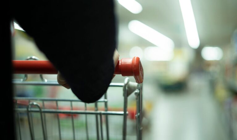 Morddrohung im Supermarkt: Kroate wirft Flasche auf Filialleiter
