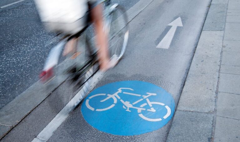 Rotlicht-Razzia: 95 Radfahrer rasen über Ampel – Polizei kassiert 11.450 Euro