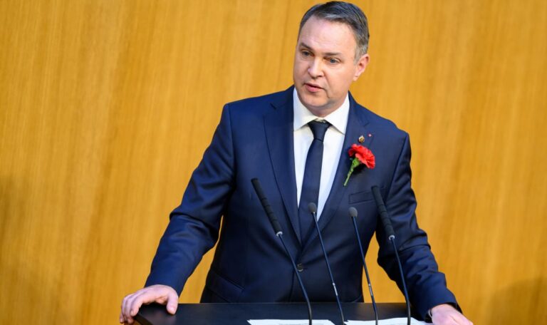 Nach Grazer Schul-Attentat: Babler will Jugendliche aus Social Media verbannen