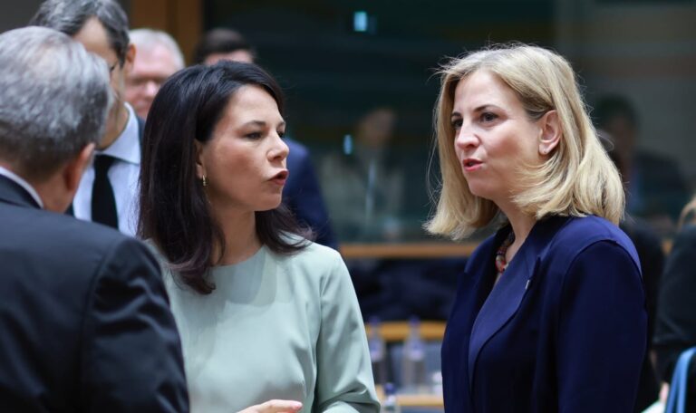 Grüne gegen NEOS: Zoff um Serbien-Kurs spitzt sich zu – ÖVP zurückhaltend