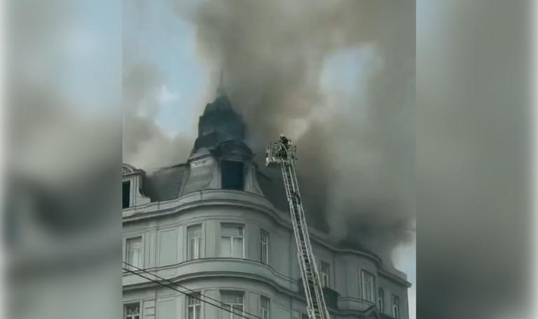 Dachgeschoss in Vollbrand: 86-Jähriger stirbt in Flammen (VIDEO)