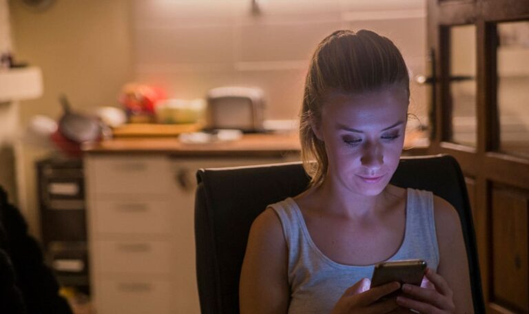 Reine Zeitverschwendung“: Singles warnen „Dexting“