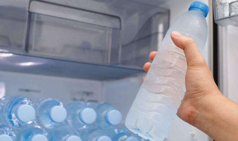 Dieser Eisflaschen-Trick kühlt eure Wohnung!