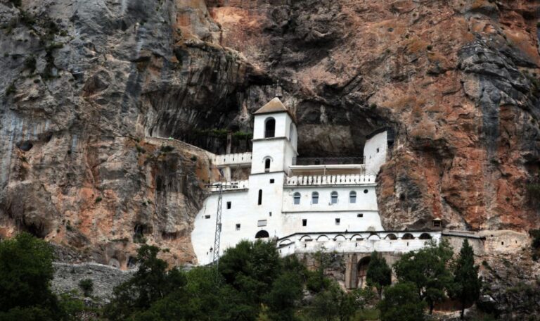 Wenn ihr zum Kloster Ostrog pilgert, müsst ihr diese Regel kennen!