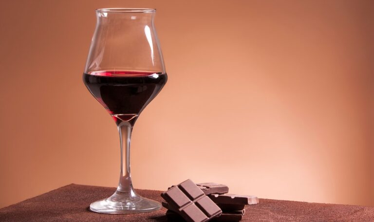 Schoko und Rotwein: Das steckt hinter der süßen Diät?