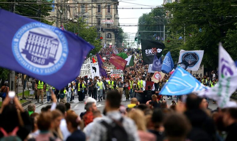 Belgrads Studenten drohen Vucic mit Eskalation – Regime wankt