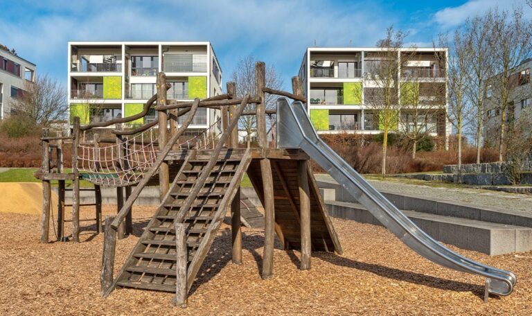 Horror auf Wiener Spielplatz: Zweijährige unter Metalltor eingeklemmt