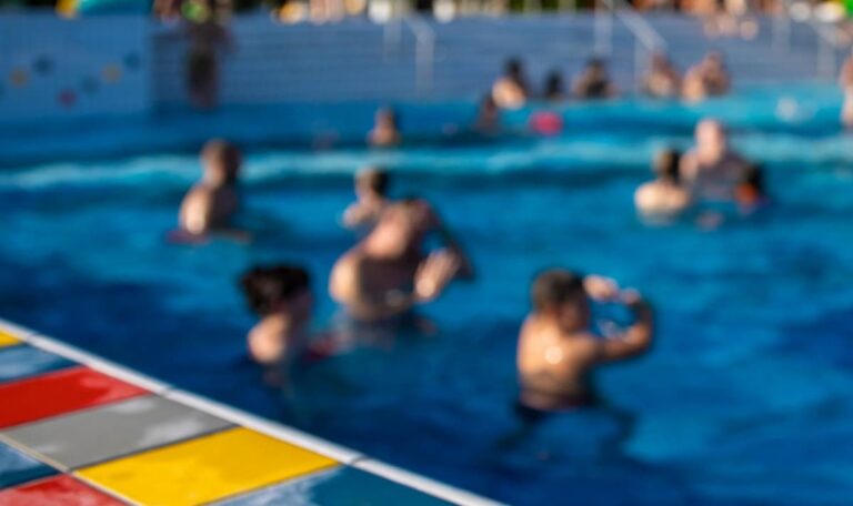 Horror im Wellenbecken: Mädchen von fünf Männern umzingelt und missbraucht