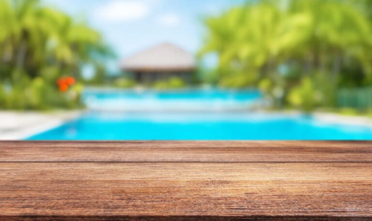 Urlauberin filmt Essen – plötzlich schwimmt 3-Meter-Monster im Pool