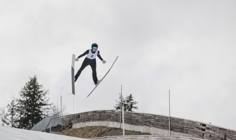 Skispringen bald wie Fußball: Gelb und Rot für Regelbrecher!