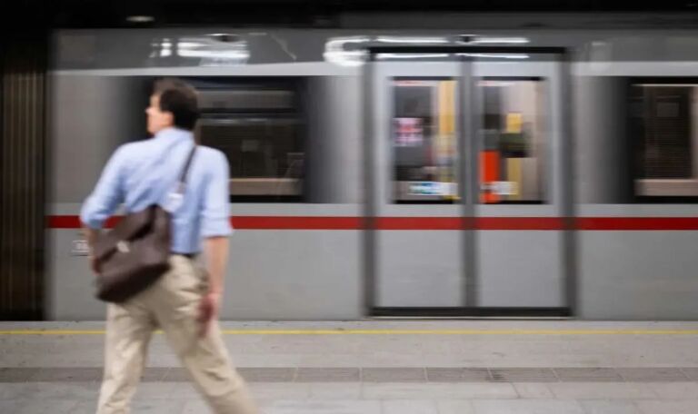Mann würgt Kind und attackiert Mutter in U-Bahn