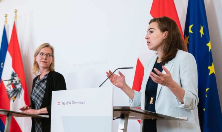 Büromöbel und Bewirtung: FPÖ empört über Ausgaben von Zadic und Gewessler