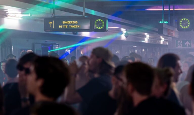 Wiener Linien verwandeln Bahnsteig in Techno-Tempel – Tickets in Sekunden weg