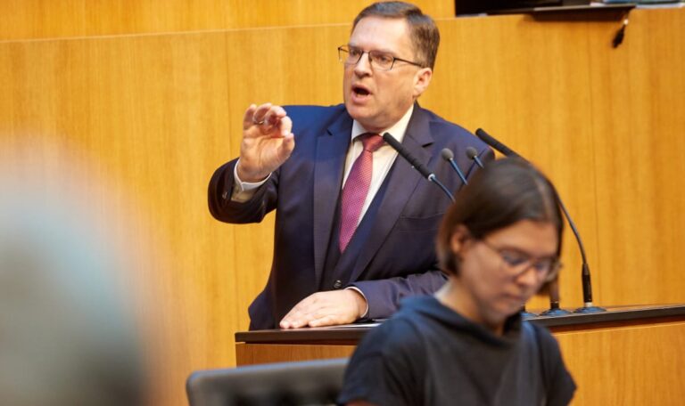 Koalitionskrach droht: NEOS empört über ÖVP-Veto bei Pensionsreform