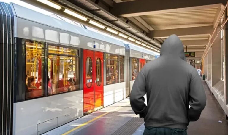 Ekel-Attacke in U6: Rumäne schüttet Fäkalien auf junge Frauen
