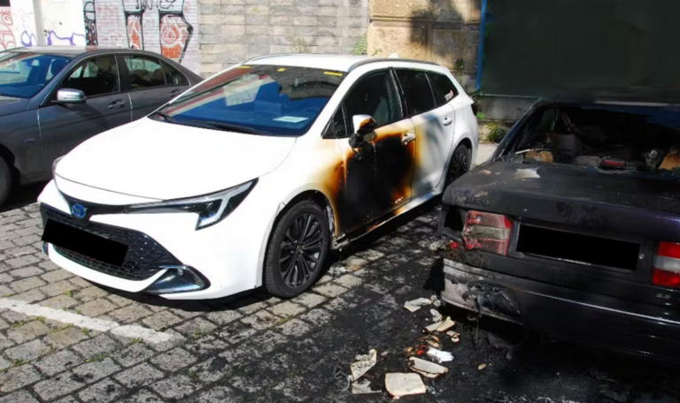 Flammen-Inferno: Zwei Autos in Wien-Landstraße abgefackelt