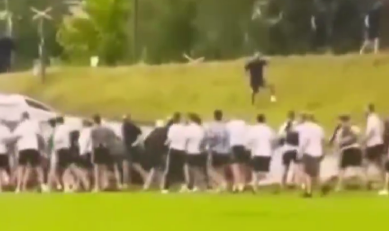 Testspiel eskaliert: Massenschlägerei mit 150 Fans (VIDEO)