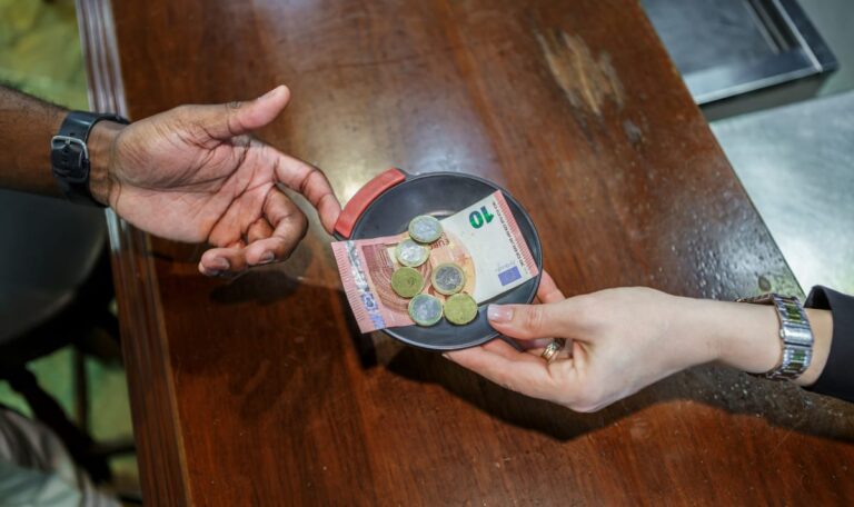 Von 95 auf 50 Euro: Kellner-Abgaben spalten Ampel-Koalition