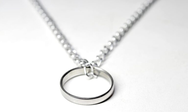 Darum tragen Frauen einen Ring an einer Kette!