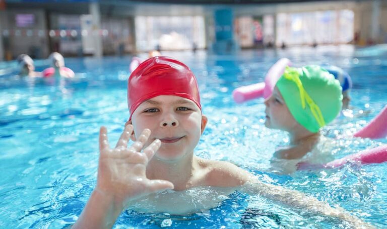 Alarmsignal: Jedes zehnte Kind kann nicht schwimmen – Regierung handelt